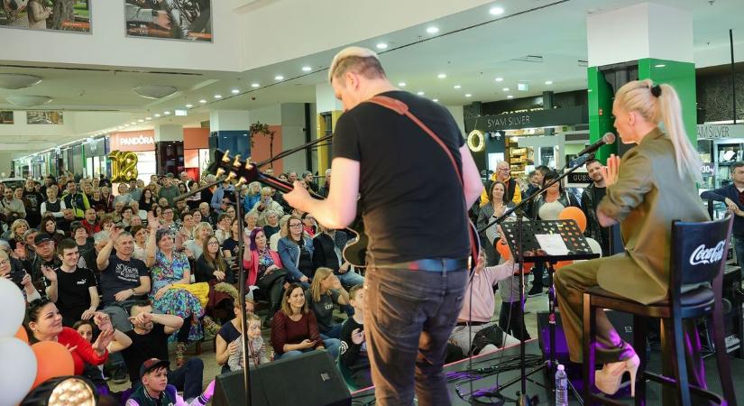 Berobbantotta a bulit az Anna and the Barbies koncertje