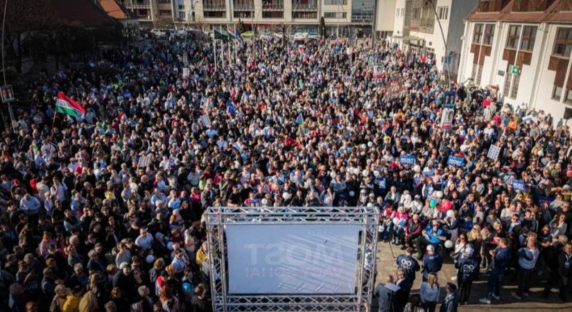 "Ne üljenek fel semmilyen provokációnak" - Magyar Péter több városban beszélt