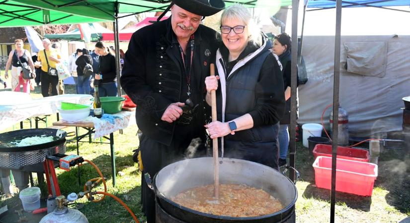 Az abádszalóki böllérfesztiválon két tucatnyi portán készültek a finomabbnál finomabb ételek