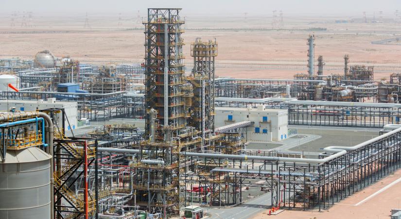 Rémálom az olajpiacon: Irán támadásai miatt sorra csökkentik a kitermelést a olajhatalmak