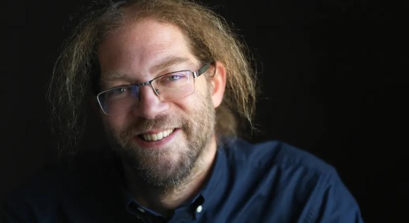 Varró Dániel versíró játékánál nincs jobb dolog most a Facebookon