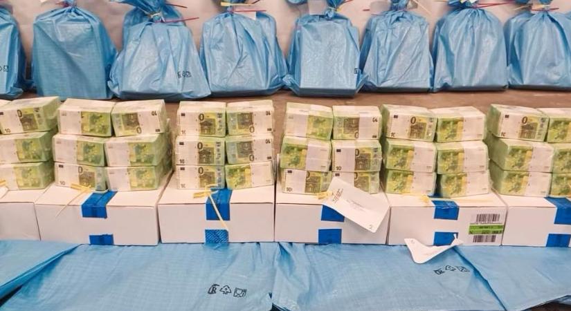 Úgy szállították őket, mint a legveszélyesebb terroristákat, állítja az ukrán pénzszállítók ügyvédje