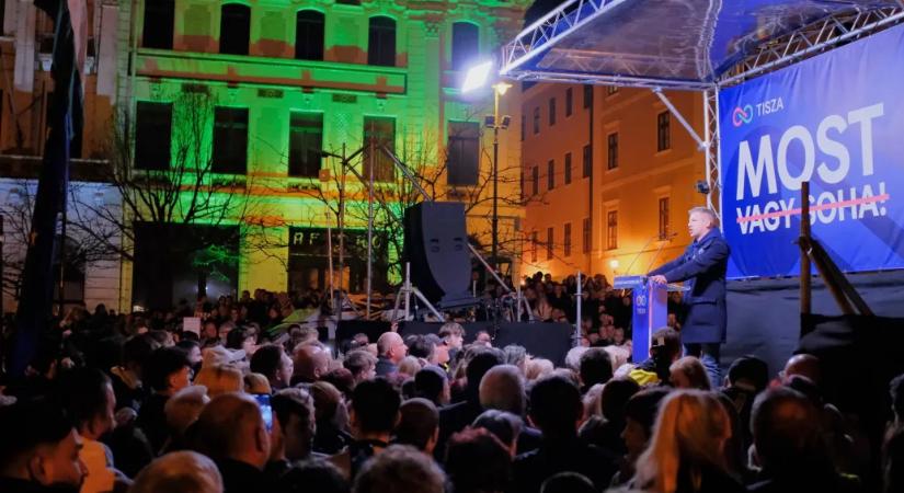 Magyar Péter hatalmas tömeg előtt hívta hajrába a szimpatizánsokat Pécsen