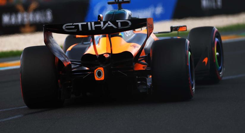 Dráma a rajt előtt: Piastri összetörte a McLarent a rajtrácsra menet!