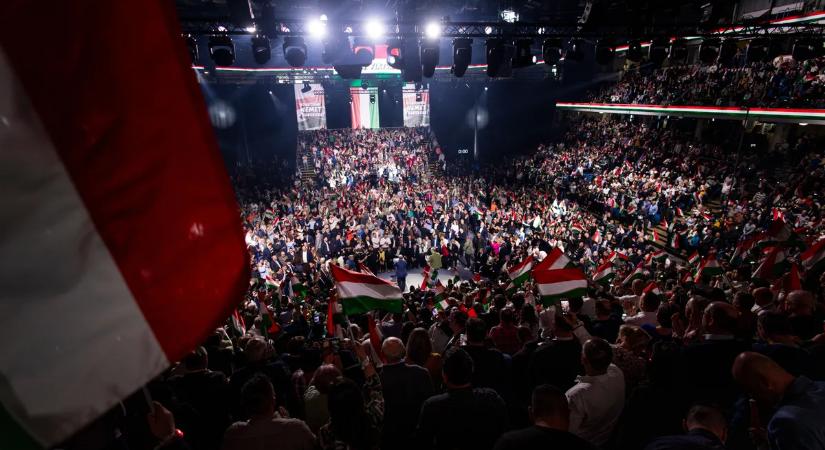 Orbán Viktor Debrecenben telt házas háborúellenes gyűlésen állt ki Magyarország biztonságáért