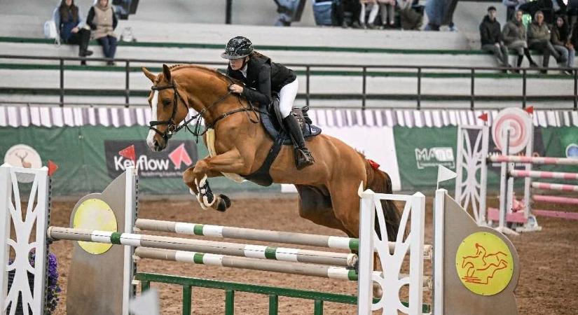 Kiváló bemutatkozás a DEAC ifjú lovasától