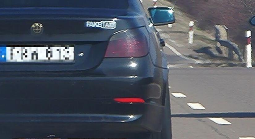 Felnőtt filmes BMW száguldott Gyöngyösnél, komoly bírságot kapott