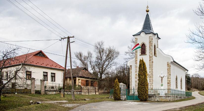 Tízen sem lakják az eldugott borsodi falut, ahol a magyar, a szlovák és a holland himnusz is felcsendül éjfélkor (fotók, videó)