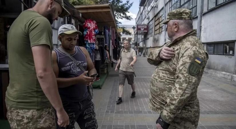 Ukrajna: egyre brutálisabb módszerekkel viszik a frontra az embereket – videó