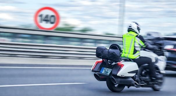 „Miért szűnt meg idén az éves, motoros pályamatrica?”