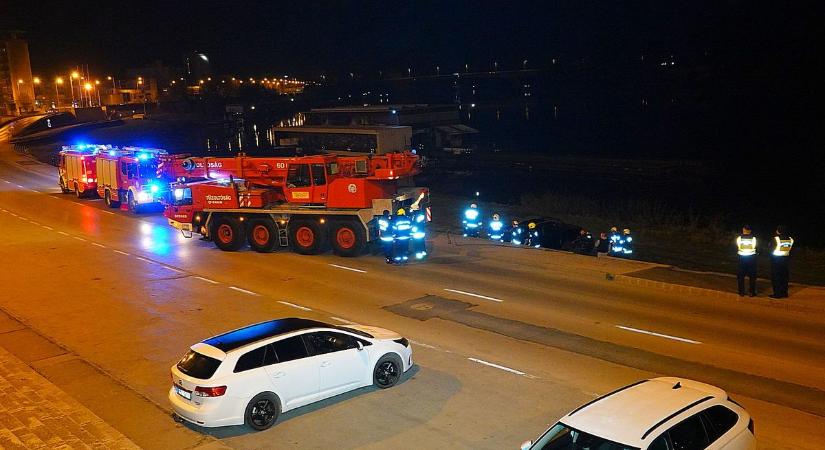 Rendkívüli mentés a szegedi rakparton: a Tiszából húztak ki egy autót a tűzoltók (galéria)