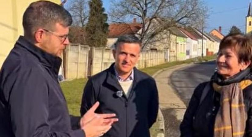 Táblától tábláig teljes hosszában megújul az út Felsőcsatáron!