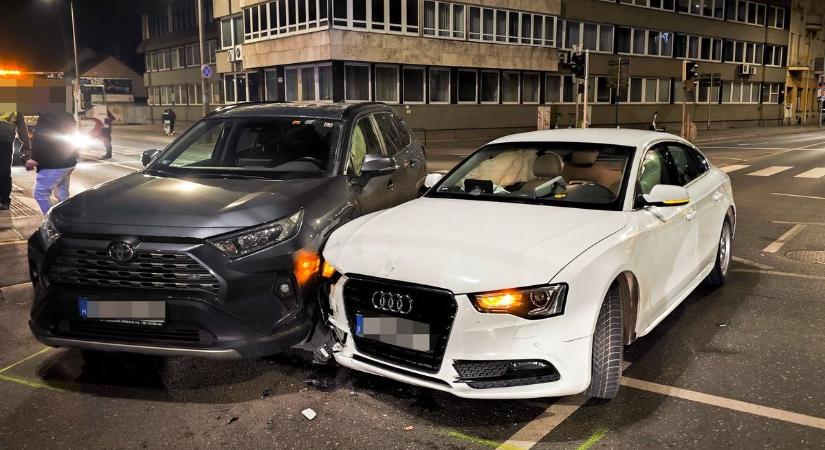 Baleset Szombathelyen: Megsérült a vétlen sofőr - fotók