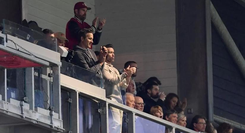 Csinos felesége vigasztalta a lelátón a csalódott Ryan Reynoldsot