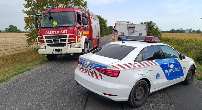 Teljes útlezárás és lángoló autógumi Fejérben (galéria)