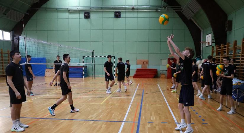 Megdöbbentő adatok láttak napvilágot, édeskevés a napi tesióra, ha 5-6 órát mobilozol