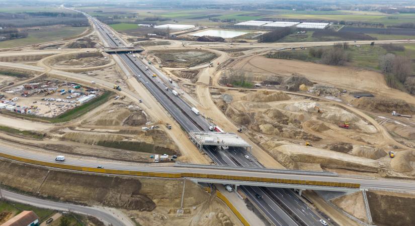Éjszaka végzik el az M44-es gigacsomópontjának újabb kulcslépését