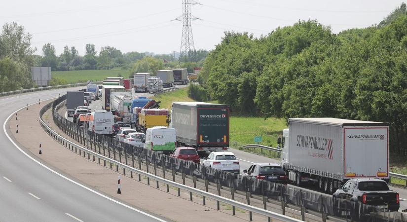Kilóméteres kocsisorok az M5-ös autópályán: teljes útlezárást rendeltek el Szeged felé