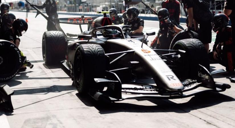 Forma-1 Ausztrál Nagydíj - Russell nyert, két ponttal kezdte a szezont az Audi Revolut csapata  videón, ahogy Piastri a falnak csapódott