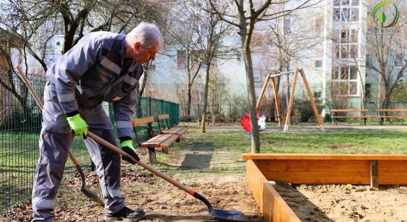 Új homokozók és ébredező terek: megújult játszóterek várják a szolnoki családokat
