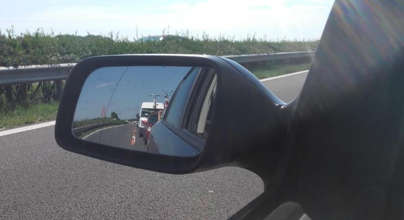 Balesetezett egy kamion, lezárták az M5-ös autópályát Kisteleknél Szeged felé