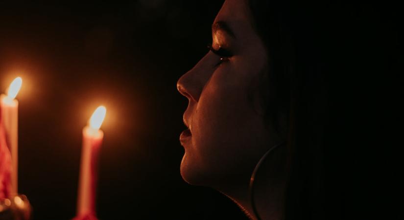 „Meghalt a nagymamám, és este elalvás előtt megjelent nekem.” – 10 nő vallomása a legfurcsább spirituális élményeikről