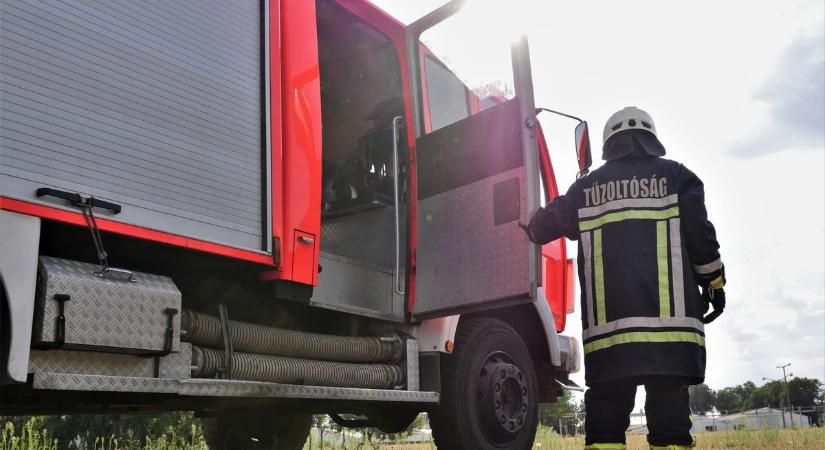 Hatalmas lángok csaptak fel Nemesvámoson, két gázpalack is volt az épületben