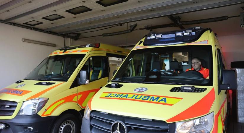 Autó csapódott villanyoszlopnak Miskolcon