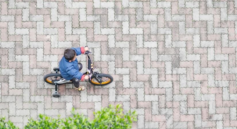 160 milliós fejlesztést terveznek a Balaton mellett, na de hova tűnhet a járdákra szánt pénz?