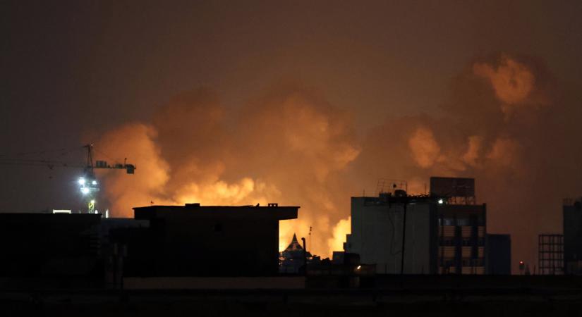 Lángokban áll egy kuvaiti felhőkarcoló, vöröslik az ég Teherán felett