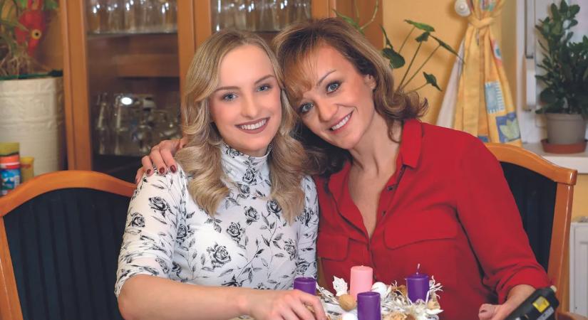 Gólyahír: nagymama lesz Szandi, állapotos a lánya