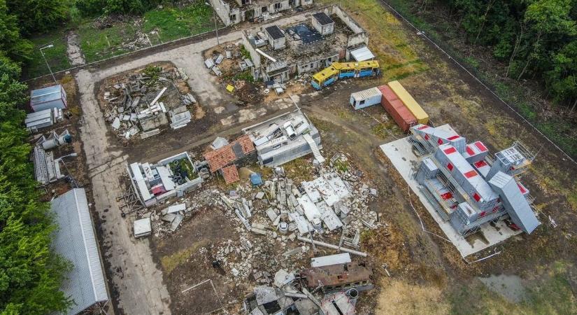 Túlélőket kerestek a romok között Hajdúszoboszlón, kutyákat is bevetettek – fotókkal