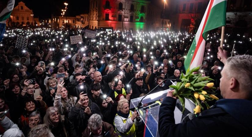 Soha nem látott tömeg Pécsen: Magyar Péter szerint végleg fellázadt a vidék