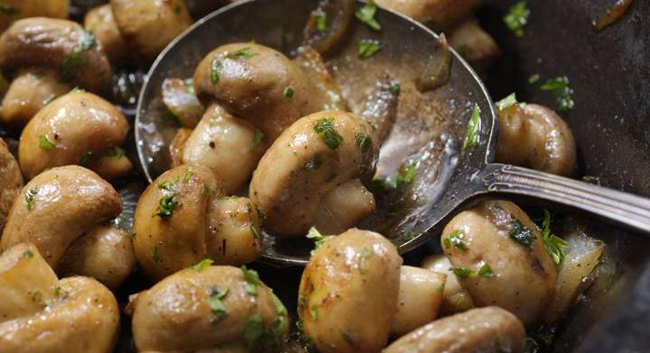 Sütőben sült fokhagymás gomba: egyszerű és gyors köret húsok mellé