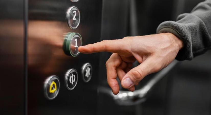 Liftbe szorult emberen segítettek Debrecenben