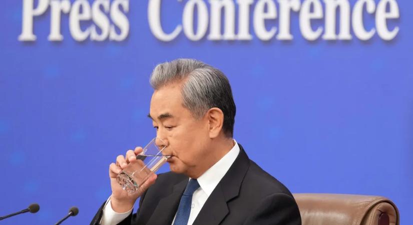 Nem kellett volna megtörténnie, mondta az Irán elleni támadásról a kínai külügyminiszter