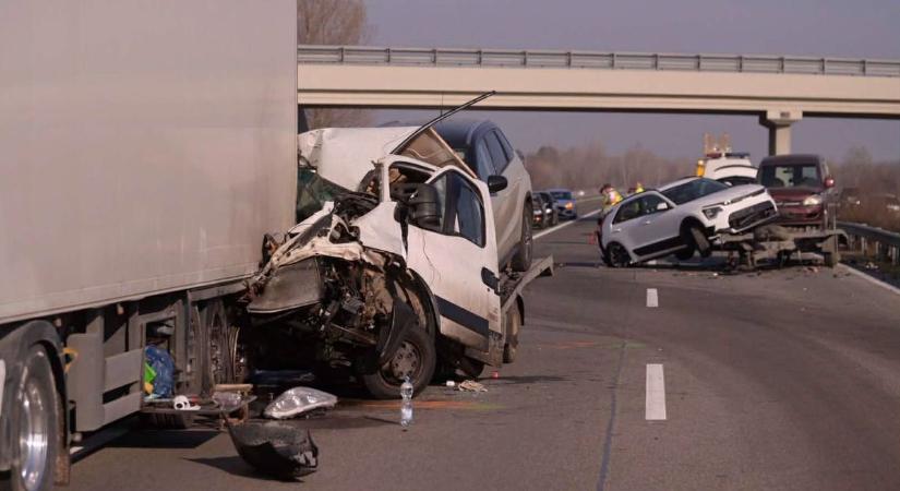 Teljesen beborították a roncsok az M5-ös autópályát: képek a brutális baleset helyszínéről