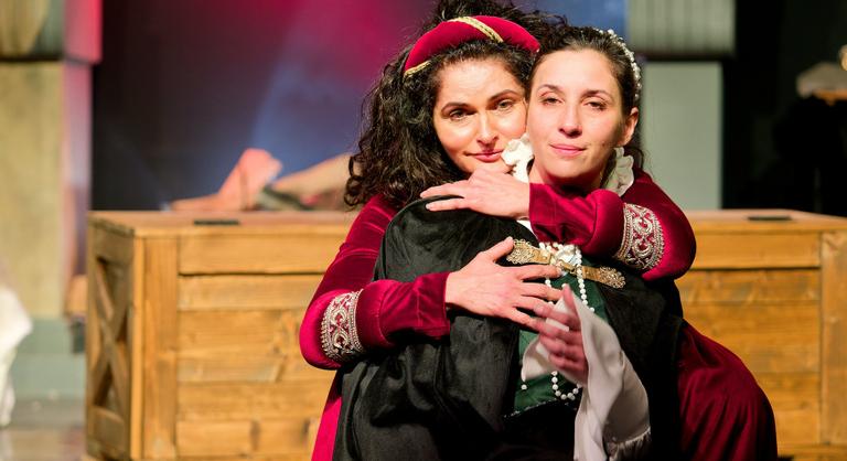 Titokzatos látogató, egy királyné érkezik a városba, és senki nem tudhat róla