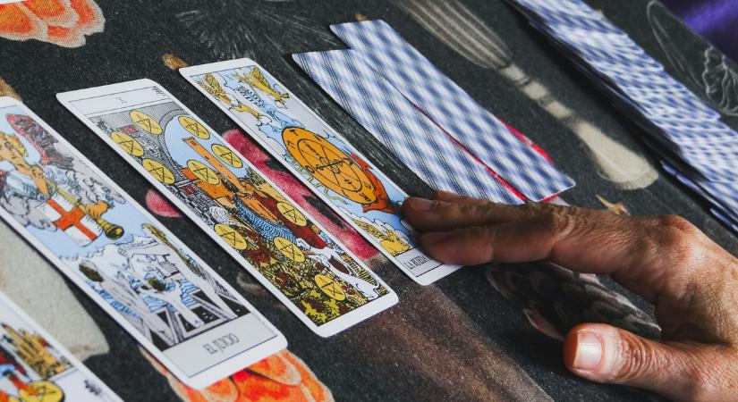 Megszólalt a díjnyertes jós: 5 új figyelmeztetést adott ki az év előttünk álló részére