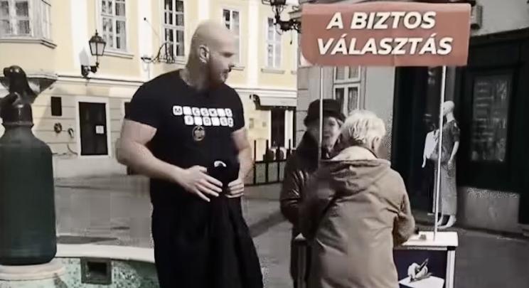 Videó: két apró nénivel üvöltözött a „Mocskos Fidesz” pólós, kétméteres izomkolosszus