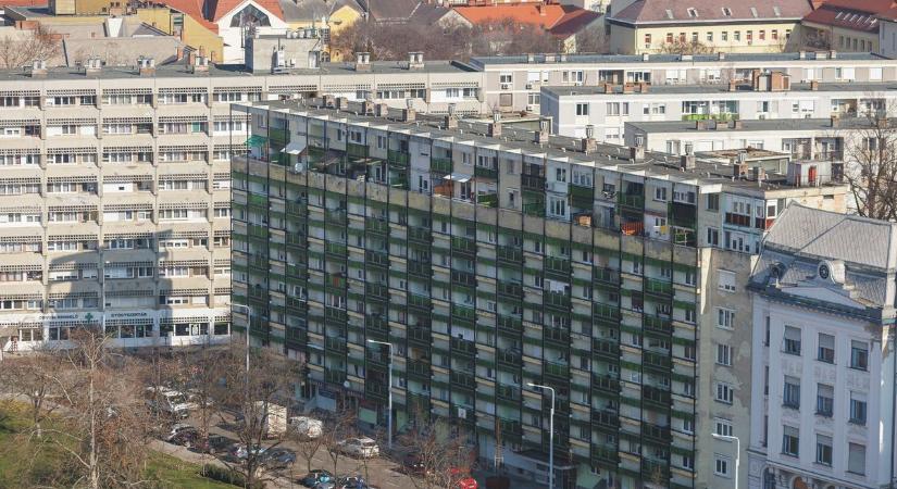 Szörnyű, amit egy férfinak át kellett élnie Debrecenben, tűzoltók siettek a segítségére