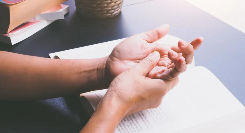 Ez az ártatlannak tűnő tünet súlyos betegséget jelezhet