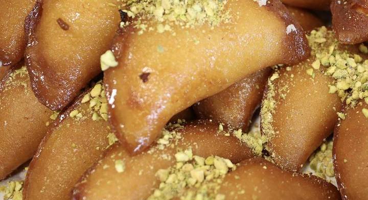 Hajtogatott, dióval töltött batyu: ropogósra sül a tészta