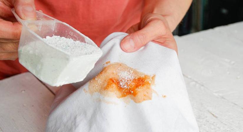Feleannyiba kerül, mint a bolti fehérítő, mégis kevesen használják: fillérekért fehérré varázsolja a ruhát