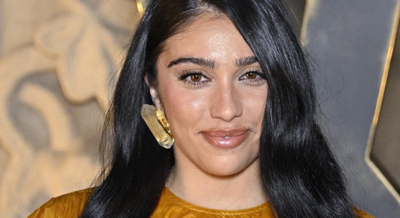 Madonna lánya kivillantotta a fenekét a párizsi divathéten – Lourdes áttetsző szoknyája minden tekintetet magára vont