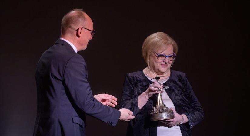 Megható pillanatok a színházban: a Szegedért Alapítvány idén is a város példaképeit jutalmazta