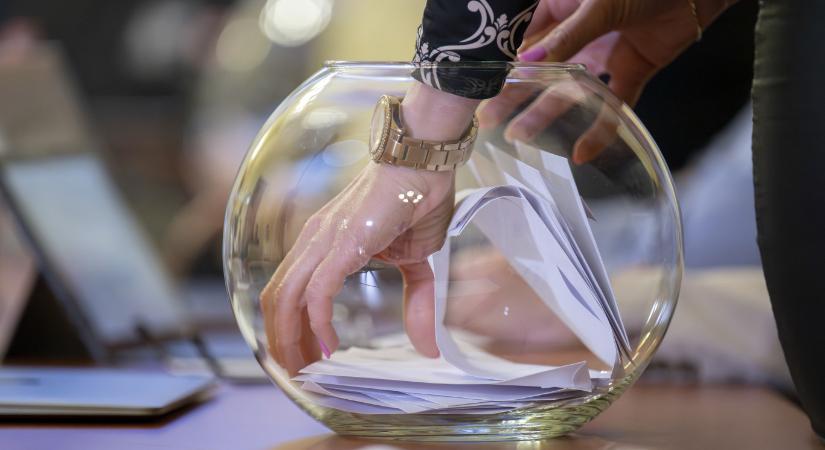 Három esélytelen párt vállalta a milliós bírságot, és megtartotta az ajánlóíveket