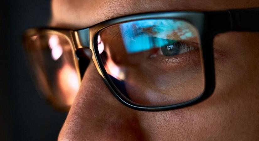 Adatvédelem: riaszt a mobilunk, ha valaki okosszemüveggel néz minket