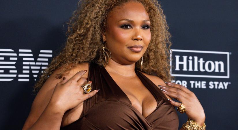 Elképesztő fogyás! Lizzo miniruhában mutatta meg egyre vékonyabb alakját