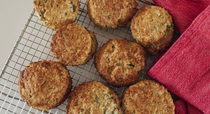 Puha, gyors sajtos pogácsa: zöldfűszeres, sütőporos recept